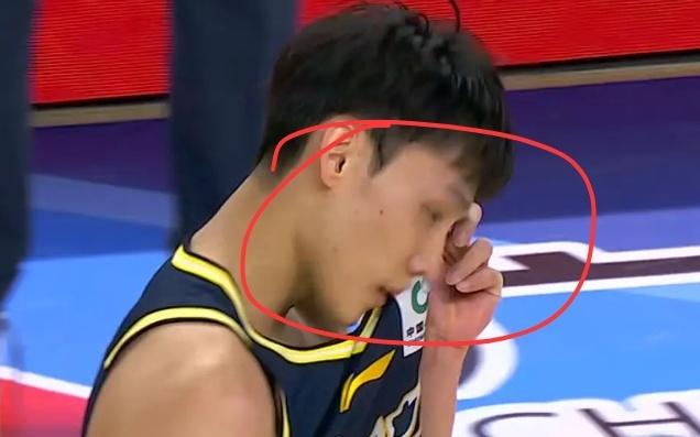 指望徐杰进国家队的球迷！看看广东CBA首秀，被山西打成筛子了