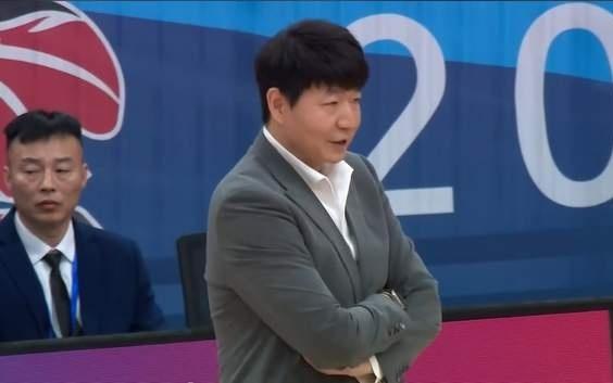 又是深夜开罚单！山东男篮主帅邱彪遭重罚，连球队翻译也不放过