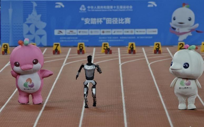 你猜谁赢了飞人大战前,十五运会吉祥物与机器人竞赛百米跑