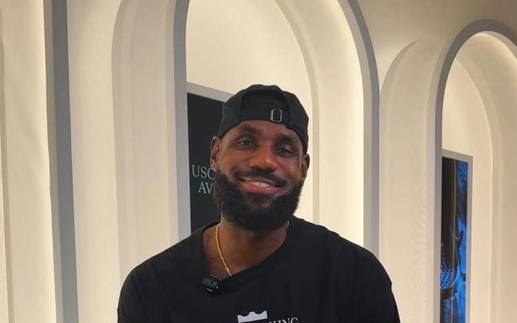 詹姆斯：我永不会忘记自己成长于阿克伦很自豪能来上海激励人们