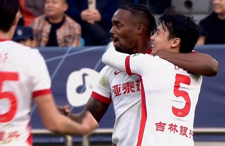 22!谢维军凶猛津门虎绝平10人亚泰3分变1分球迷揪出两大罪人