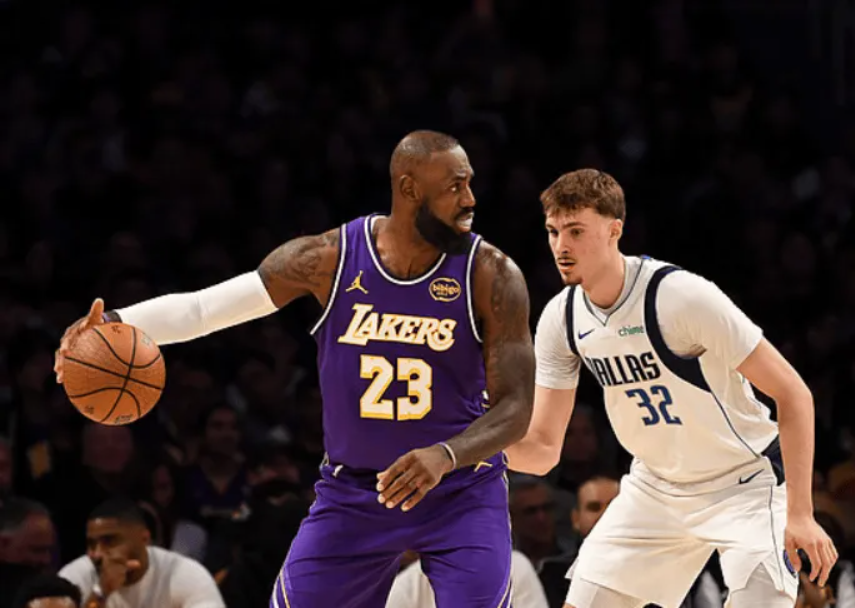 湖人6连胜!詹姆斯创NBA第一神迹,东契奇35+11,浓眉交易亏大了