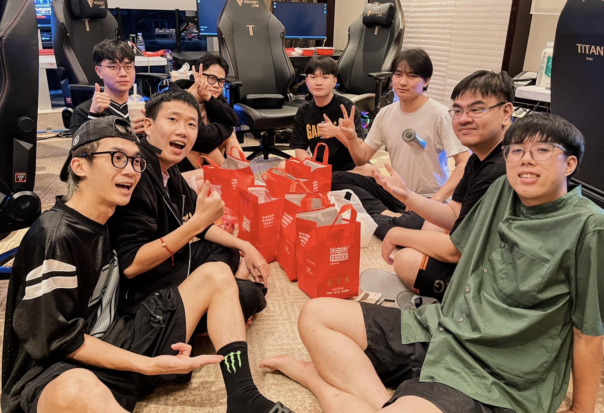 第一顿吃外卖GAM官方晒照：来到成都的第一餐！