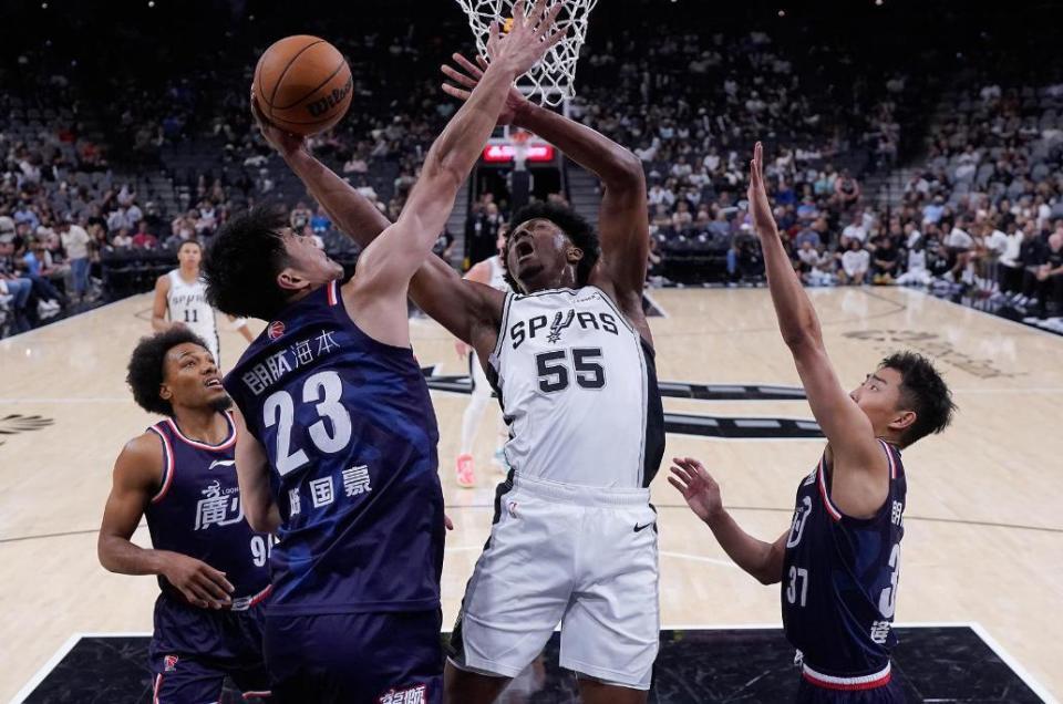 陈国豪NBA季前赛14分3篮板,广东队换焦泊乔后悔吗