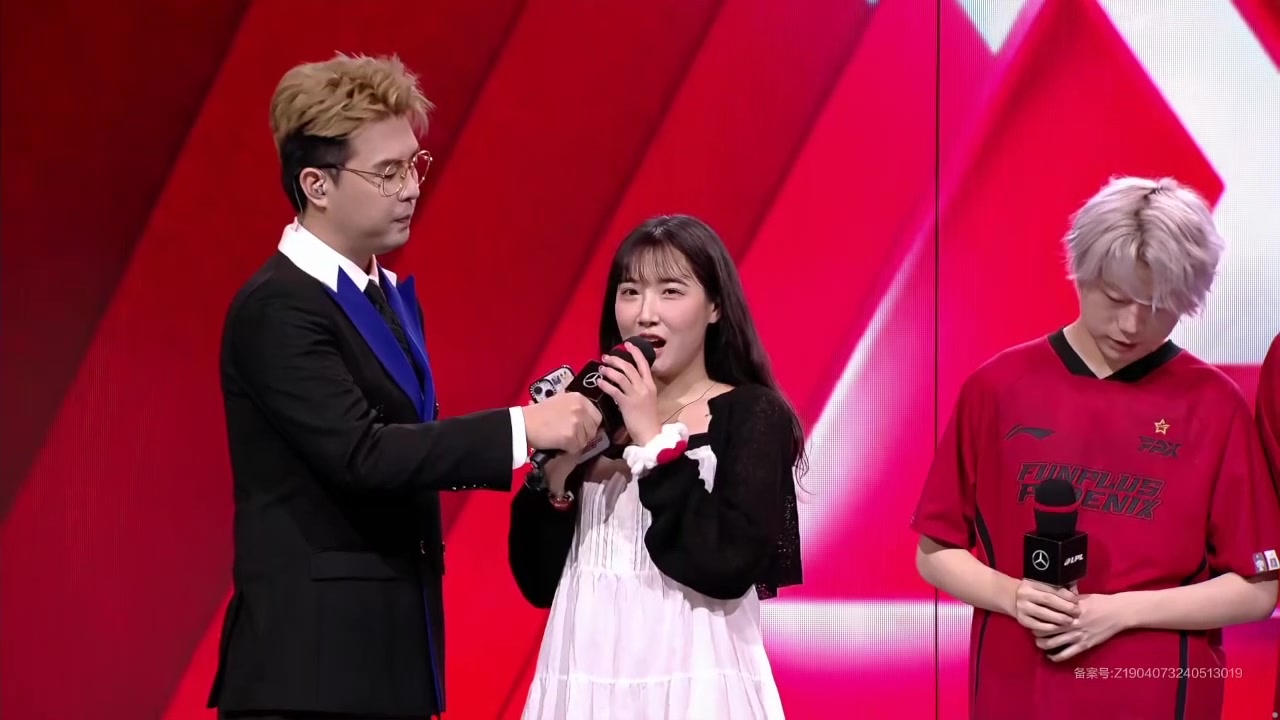 粉丝也有韩援！deokdam女粉遥遥千里前往比赛现场和大吉亲密合照