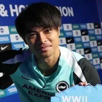 日本国脚手持“战犯”照片合影!英超球队向中国球迷道歉!