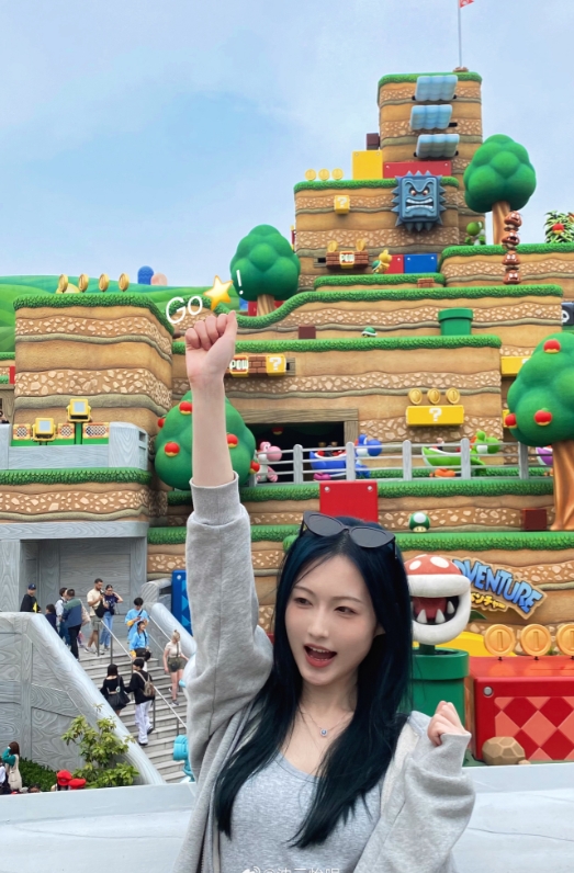 解说沈云怡晒照：和小伞女友树奈奈一同出游快乐玩耍