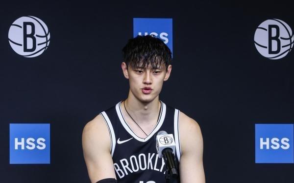 季前赛首战枯坐板凳席!中国赛或见证曾凡博首秀