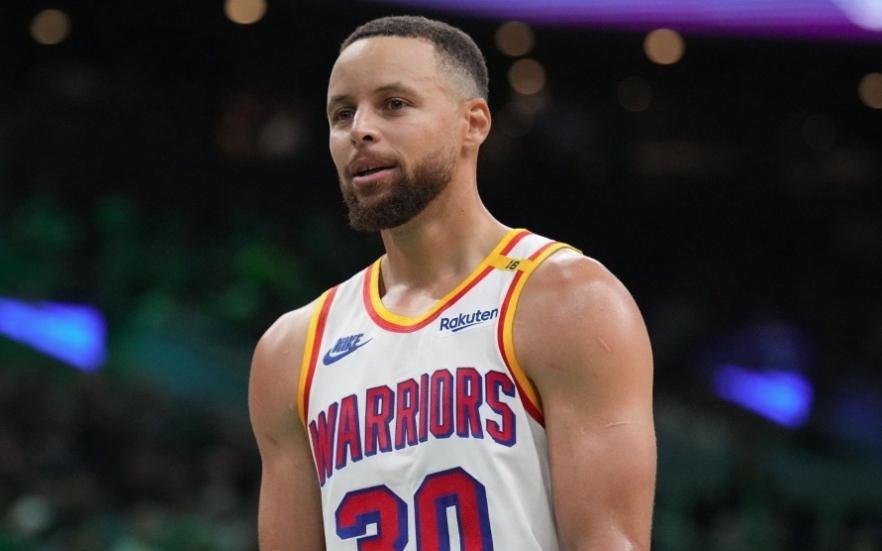 库里回忆新秀赛季与科比交手：我对他充满敬畏，他一直肘击我