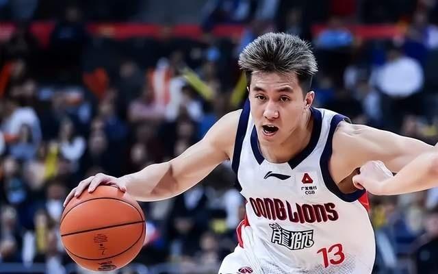 高效！18分钟轰19分，末节12分掀翻黑马，郭艾伦获盛赞，一针见血