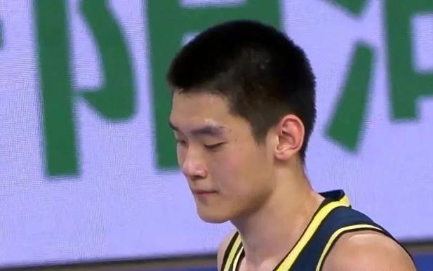 杜锋：4天4场比赛对球队体能考验大希望王洪泽能超越自己