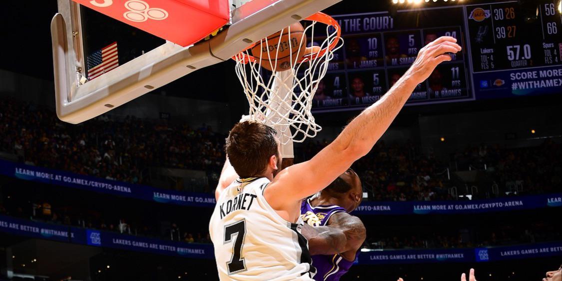 詹姆斯快41岁还能隔扣和追帽!不愧历史第一人!