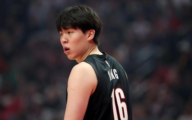 有些挣扎!杨瀚森的NBA正赛首秀,和前辈姚明差不多