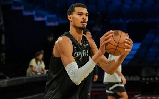 米奇：文班明日上场时间受限他从受伤第一天起就积极推动复出