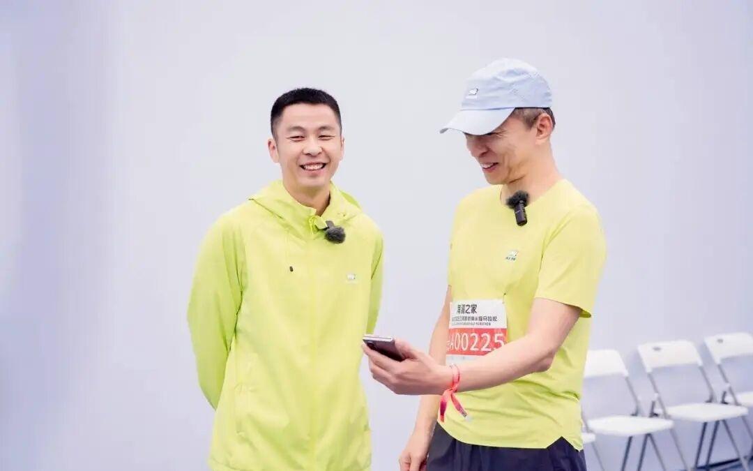 张朝阳完成半马挑战!与海澜周立宸共赴江阴新桥镇马拉松盛宴