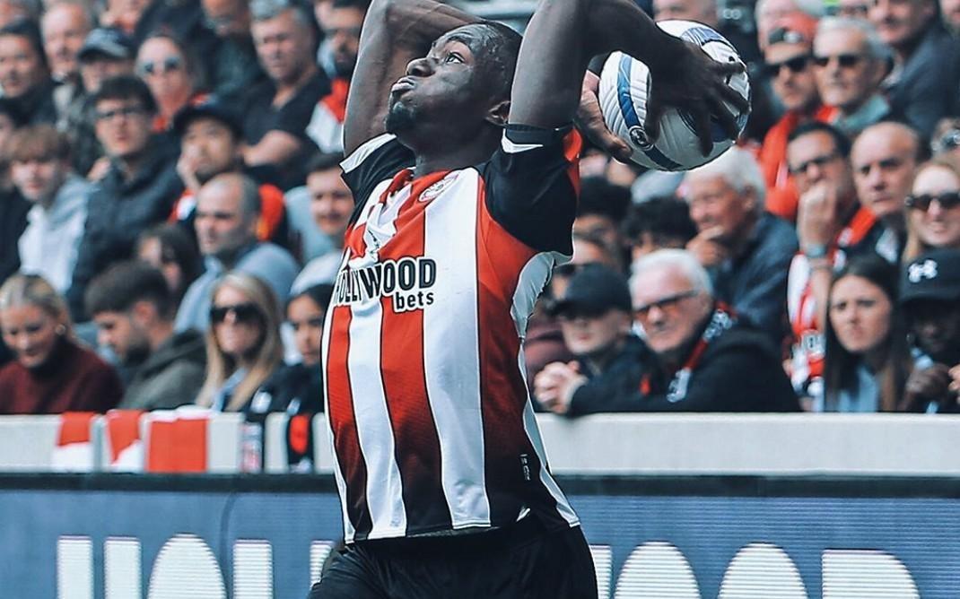 布伦特福德单一自然年依靠界外球攻入6粒主场进球，08年斯托克城后首队