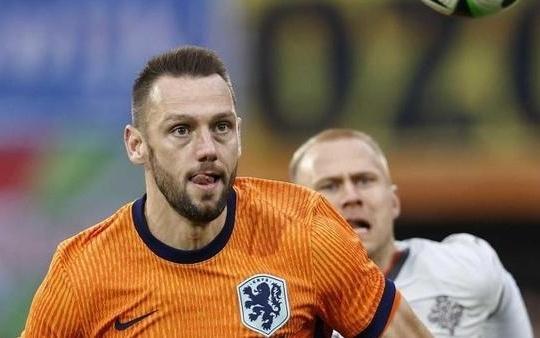 世体：国米签新后卫才会让德弗赖离队，巴萨与他有传闻