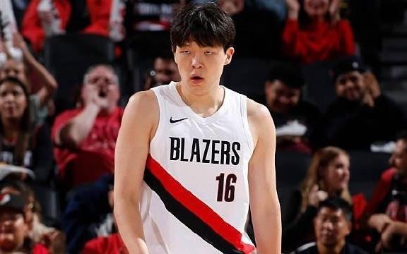 杨瀚森替补登场,正式成为第8位在NBA正赛登场的中国球员