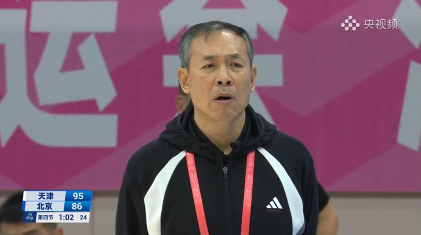 放着高大中锋不用，打五小遭逆转，CBA老帅犯昏，球迷：该下课了