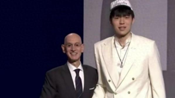 太阳加时战胜篮网,0分龙套曾凡博的价值就是为NBA中国赛卖票