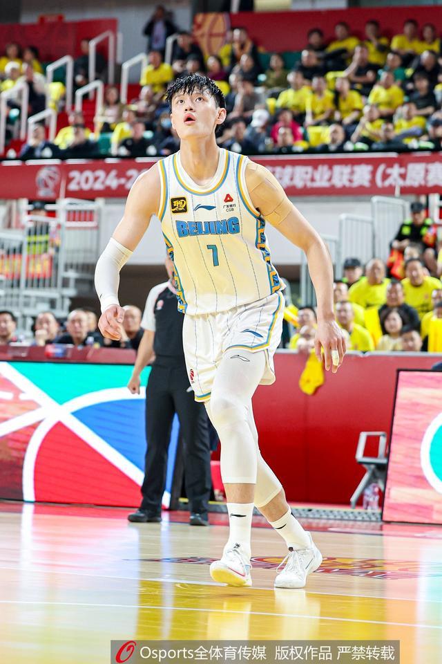 双向名额还剩一个！网媒：曾凡博将签署Exhibit10而非双向合同