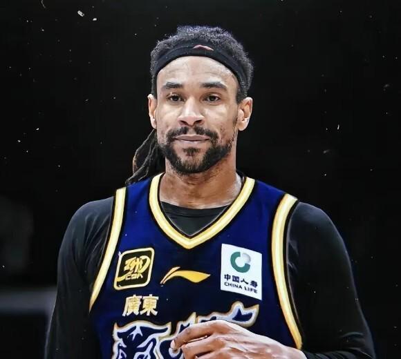 笑喷！广东外援萨林杰偷听青岛队战术画面曝光裁判都看不下去