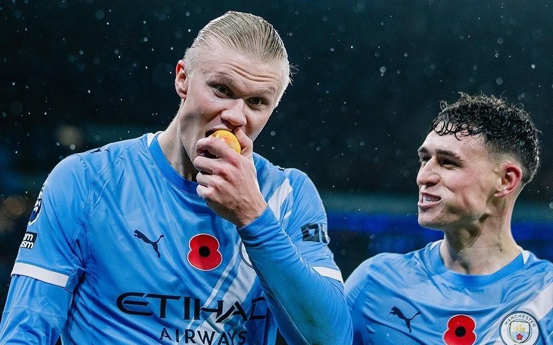 有趣一幕,与利物浦比赛期间哈兰德和福登吃了看台扔下的苹果