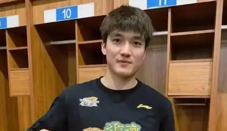 辽宁三冠后卫退役后被杨鸣召回广东弃将打野球,出场费高达10万