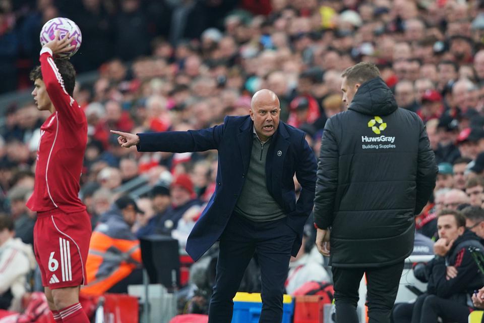 利物浦4连败崩盘连续3轮英超被绝杀斯洛特用废11.5亿豪阵该下课