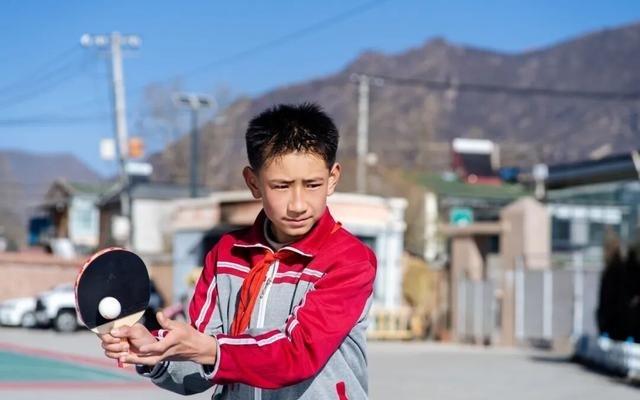在青海，一颗乒乓球从高原飞向世界