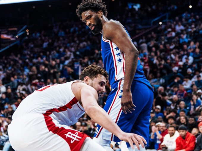 库里轰38+8记三分仍无缘今日最佳！对不起，你碰到暴走的大帝了