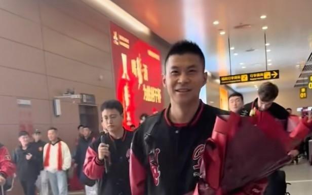 黄希扬:冲超后一直处于兴奋激动状态,身体允许的话会继续踢