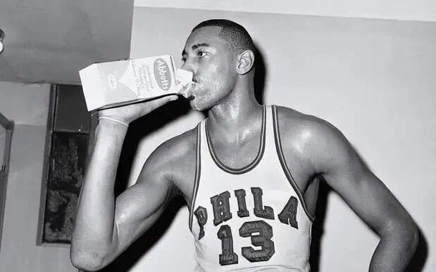 媒体评NBA历史20大球星,乔丹拉塞尔前2名,科比詹姆斯竟然一个档级