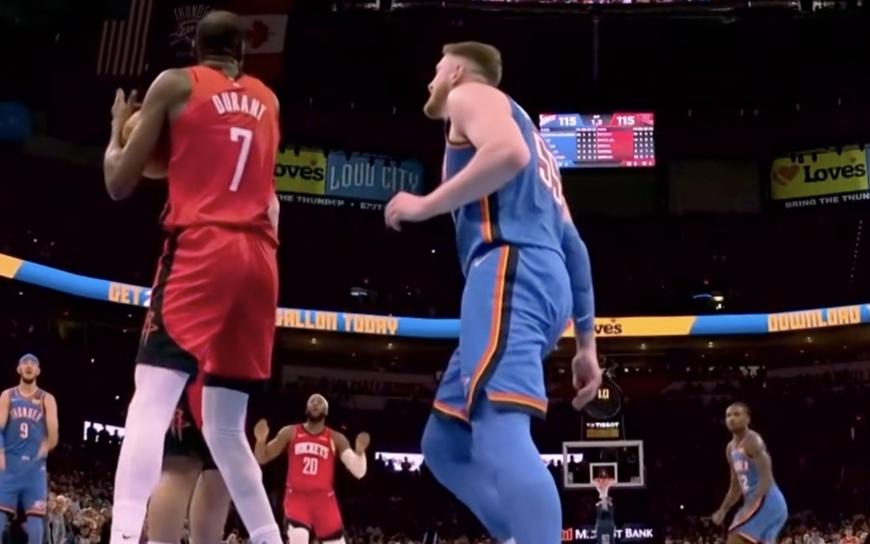 强行叫暂停险吃技犯,NBA球员“懵圈”时刻真不少