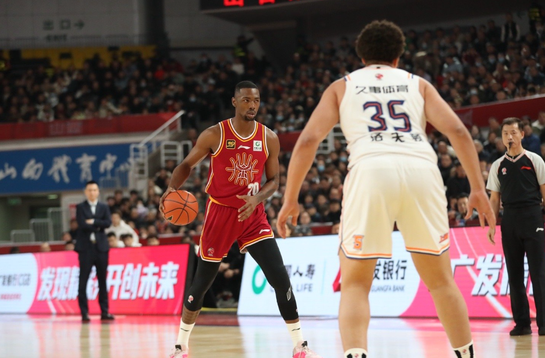 正式官宣!2米08争议大外援加盟江苏,上赛季代表山西场均8分5板