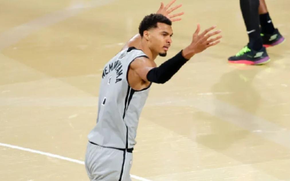 含泪出战！文班亚马告别至亲，痛失冠军