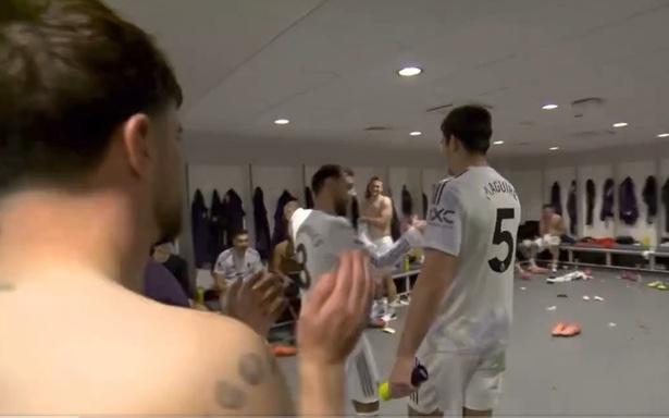 曼晚:马奎尔在更衣室收到队友拥抱,球员认为曼联迎来转折点