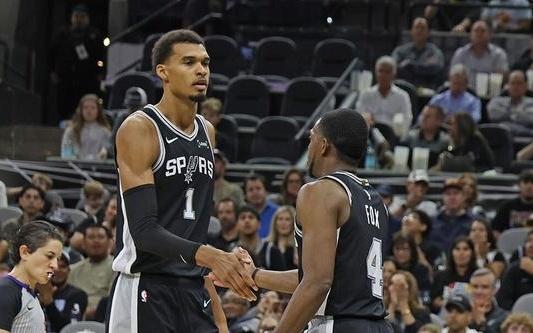 福克斯:文班会成为历史最佳之一我们要帮他多赢球