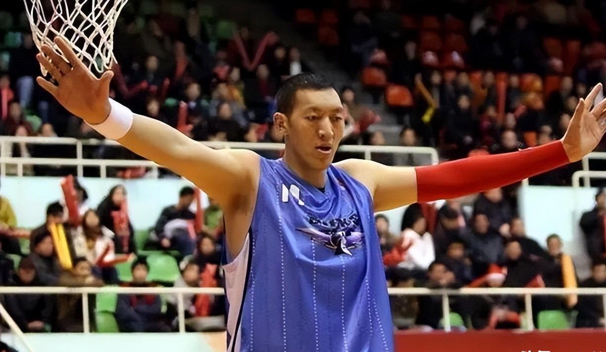 他是姚明前队友，因伤病缺钱治疗瘫痪在床，靠70岁母亲拾荒生活