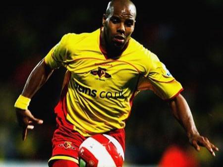 足球界的泰森,27岁才踢英超,13年生涯效力9家球队,退役搞慈善