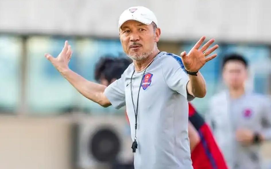 张外龙险胜换帅德比！6年之后再成重庆足球功臣，冯峰不是失败者