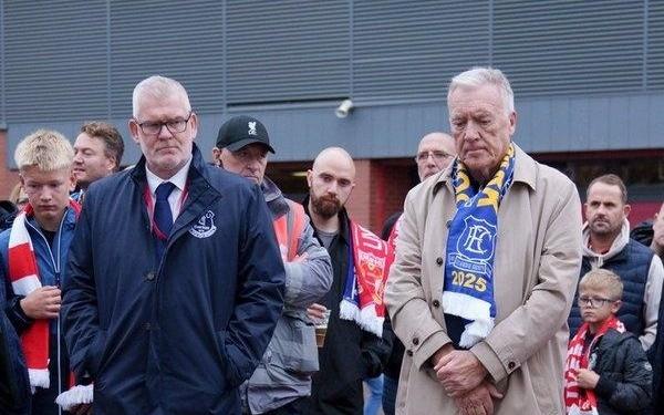 埃弗顿俱乐部代表赛前向若塔献花:我们的心与若塔家人、队友同在