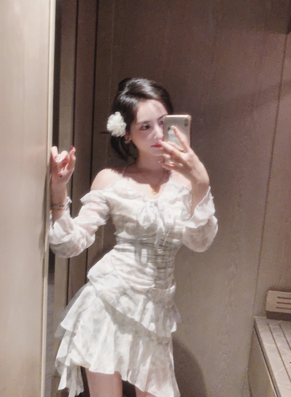 解说鼓鼓晒照：看看美女缓解下心情