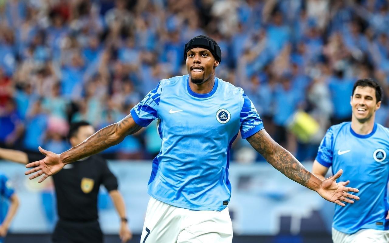 英超弃将变中超战神!深圳新鹏城看人真准,新援首秀戴帽+保级