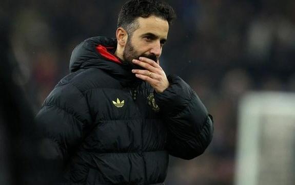 记者：一名曼联青训家长积极奔走，想让儿子进踢狼队的大名单