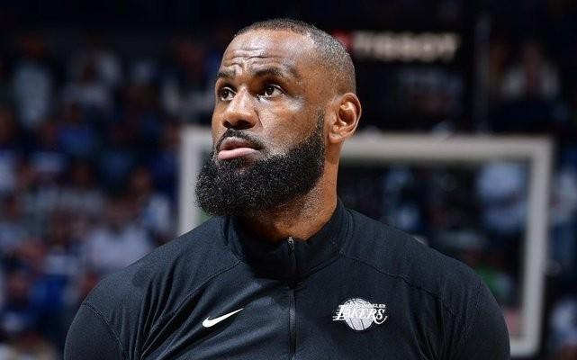 总有纪录在延续，詹姆斯已连续1461场至少得8分，历史唯一