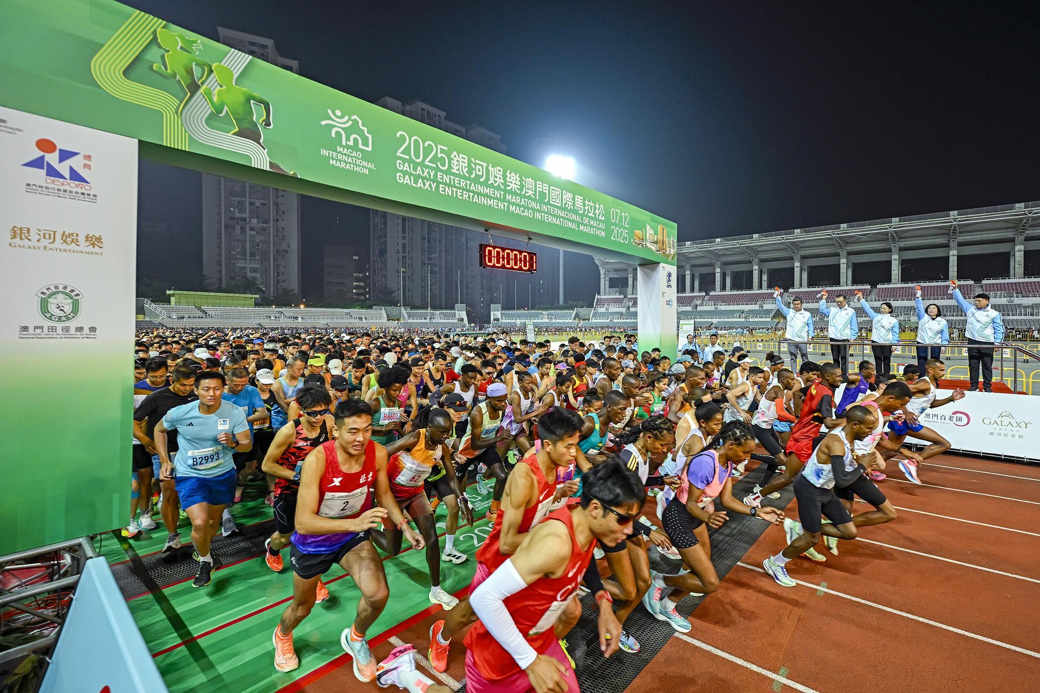 澳门国际马拉松举行,肯尼亚选手包办半程马拉松男、女子冠军