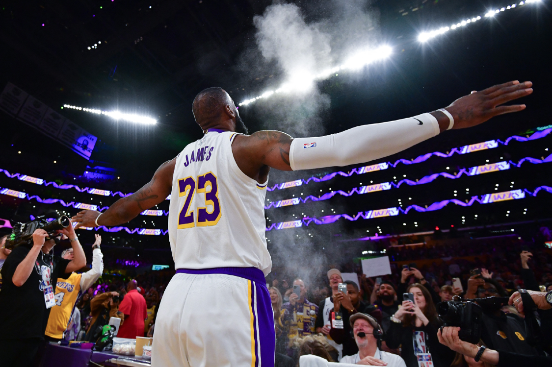 詹姆斯被联盟亏待!遭遇各种恶犯都没罚球!却成为GOAT!