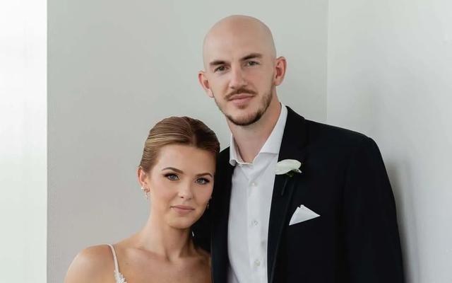 一个成为冠军,一个混不下去