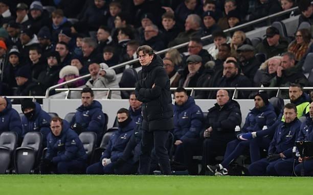 维拉球迷和热刺死忠看台一齐嘲讽弗兰克：你明天就得被炒